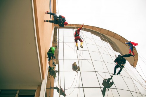 SUPEREROI ACROBATICI OSPEDALE PEDIATRICO INIZIATIVA BAMBINI